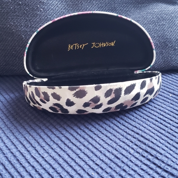 Betsey Johnson  clamshell - Picture 5 of 5